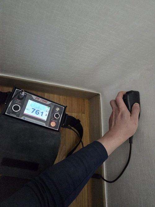 성북구 누수탐지 아파트 천장 누수 얼룩과 수분 흔적을 살펴보는 모습