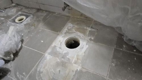 성북구 누수탐지 욕실 바닥과 천장 누수 흔적을 확인하는 현장 점검