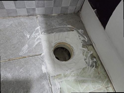 성북구 누수탐지 베란다 벽면과 바닥의 누수 흔적을 확인하는 모습