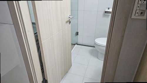 성북구 누수탐지 수분 측정과 배관 누수 진단 장비를 사용하는 모습