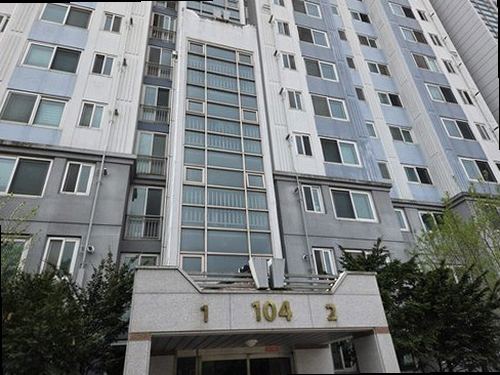 성북구 누수탐지 벽과 천장에 생긴 누수 흔적을 확인하는 모습