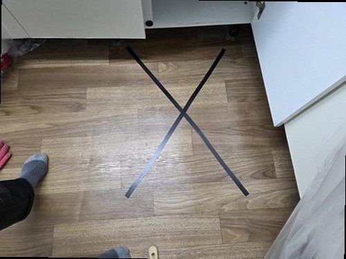 의정부 누수탐지 압력 게이지와 청음 장비로 배관 상태를 점검하는 모습