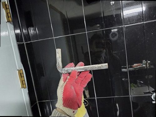 의정부 누수탐지 수도계량기 별침과 실내 누수 흔적을 확인하는 모습