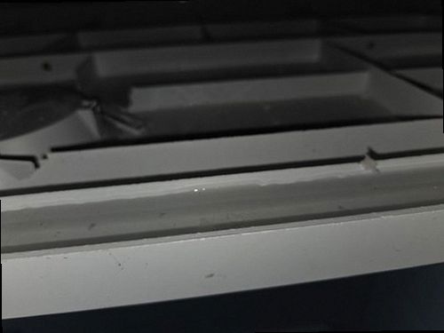 만안구 누수탐지 천장과 벽면에 발생한 누수 흔적을 확인하는 모습