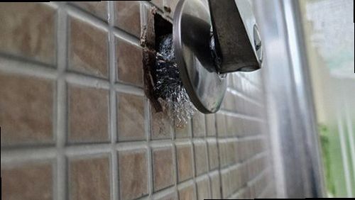 만안구 누수탐지 수도계량기 별침과 밸브를 확인하는 모습