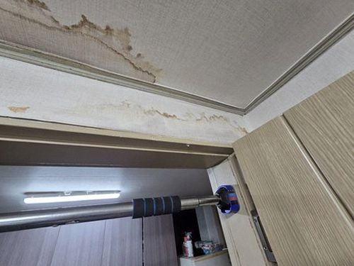 만안구 누수탐지 배관 위치를 확인하기 위해 벽면에 청음 장비를 대고 점검하는 모습