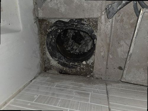 금천구 누수탐지 안방 벽면 누수 흔적과 수분 측정기를 확인하는 현장