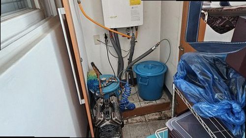시흥동 누수탐지 보일러와 난방 분배기 주변을 점검하는 누수탐지 현장