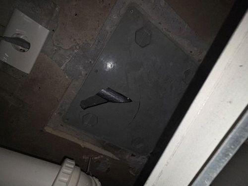 금천구 누수탐지 압력계와 청음 장비로 배관 상태와 의심 위치를 확인하는 모습