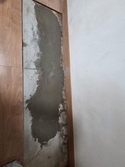 제물포구 누수탐지 배관 압력 검사와 탐지 결과를 바탕으로 거실 바닥 누수 위치를 확인하는 과정