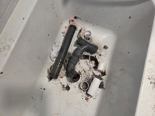 제물포구 누수탐지 하부장 내부 벽지 하단에 번진 물고임 얼룩 형태