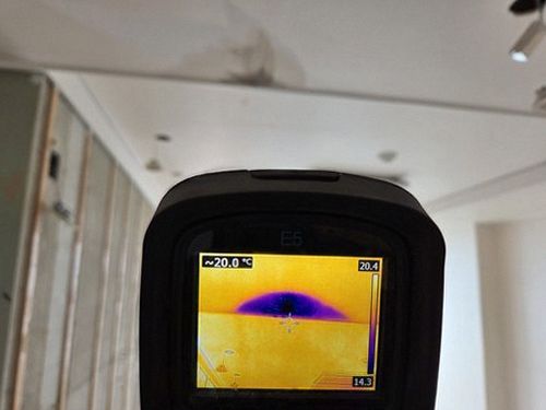 제물포구 누수탐지 아파트 천장 누수 흔적과 배관 검사 과정을 설명하는 이미지