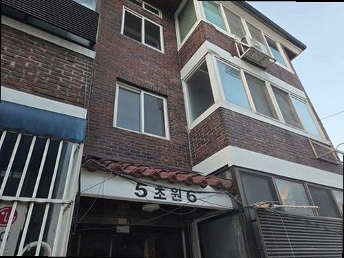 마포구 누수탐지 보일러와 난방 분배기 주변 배관을 확인하는 현장