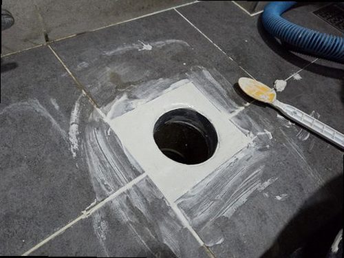 마포구 누수탐지 보일러와 난방 분배기 주변을 점검하는 현장