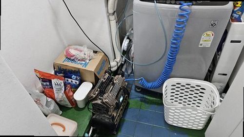 영등포구 누수탐지 천장 누수 흔적과 수분 측정 장비를 확인하는 모습