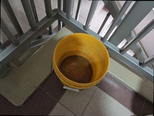 영등포구 누수탐지 천장 얼룩과 베란다 물 흔적을 확인하는 모습