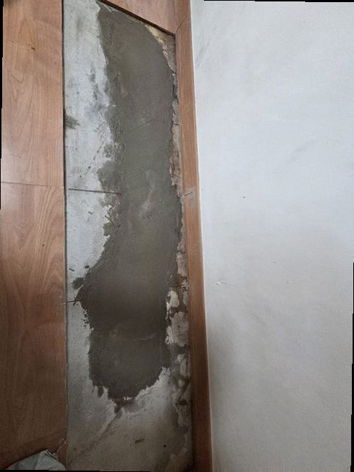 영등포구 누수탐지 욕실 바닥과 아래층 천장의 누수 흔적을 비교하는 현장 점검