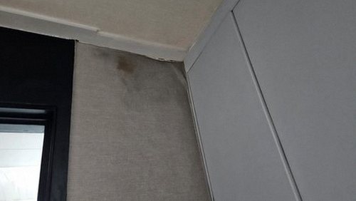 동작구 누수탐지 아랫집 천장 얼룩 부위와 베란다 바닥 방수 상태를 함께 확인하는 점검 장면
