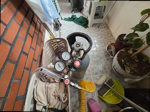 동작구 누수탐지 베란다 창틀과 외벽 주변의 물자국 위치를 살펴보는 점검 장면