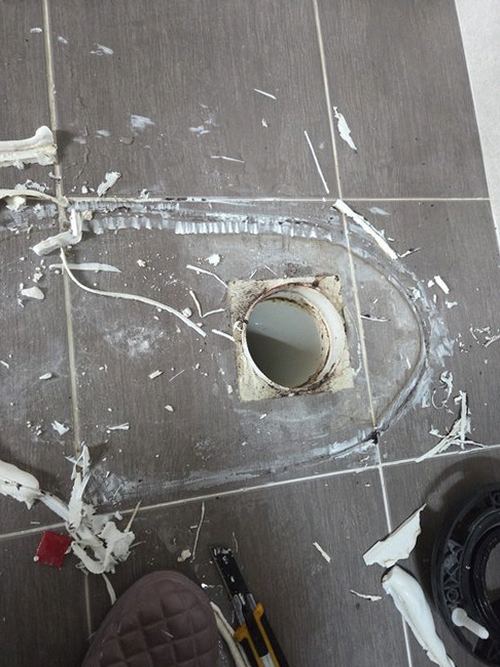 강북구 누수탐지 욕실 천장 물방울 얼룩을 확인하는 점검 장면