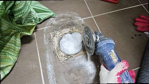 강북구 누수탐지 수도계량기 별침과 벽면 누수 흔적을 확인하는 모습
