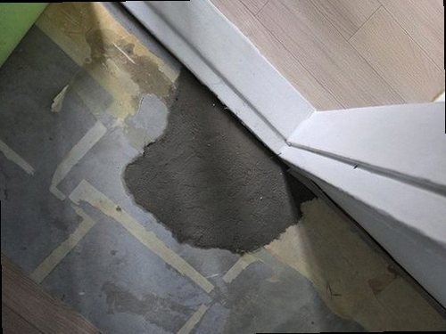 분당구 누수탐지 베란다 바닥과 수전 주변의 물자국을 확인하는 현장