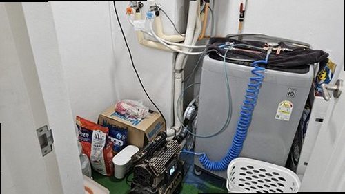 상록구 누수탐지 욕실 유가 주변과 타일 방수층을 점검하는 모습