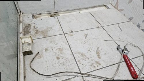상록구 누수탐지 수분측정기와 열화상 카메라로 베란다 벽체를 점검하는 모습