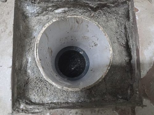 상록구 누수탐지 아파트 아랫집 천장에 번진 누수 얼룩과 욕실 배관 위치 확인 장면
