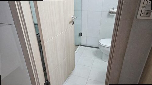 상록구 누수탐지 욕실 천장 얼룩과 누수 흔적을 확인하는 모습
