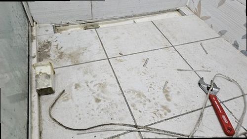 부산 남구 누수탐지 베란다 창틀과 바닥의 누수 흔적을 확인하는 현장
