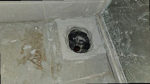 부산 남구 누수탐지 화장실 천장 누수 흔적과 배관 구조를 확인하는 모습