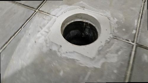 부산 남구 누수탐지 싱크대 하부장과 급수 및 배수 연결부를 점검하는 현장