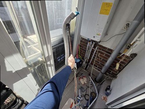 대전 서구 누수탐지 열화상 카메라와 수분측정기로 벽면과 바닥의 이상 신호를 확인하는 현장