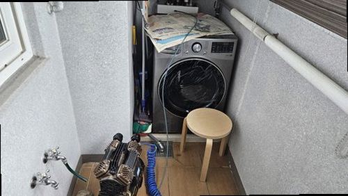 대전 서구 누수탐지 베란다 바닥 모서리 누수 흔적 점검 장면