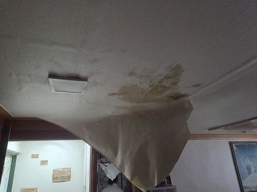 대전 서구 누수탐지 아랫집 천장 얼룩과 배관 점검 장비를 함께 보여주는 현장 장면