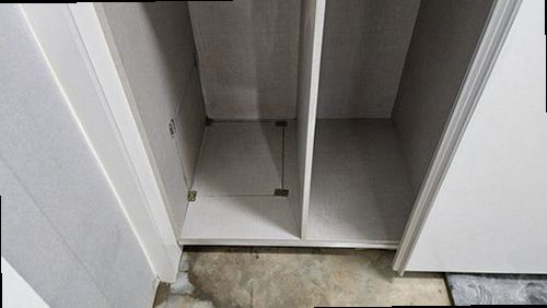 대전 서구 누수탐지 싱크대 하부장과 벽면의 누수 흔적 점검 모습