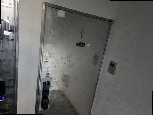 광명 누수탐지 누수 흔적과 습기 발생 위치를 확인하는 모습