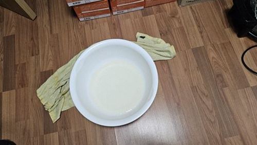 광명 누수탐지 거실 벽지 모서리에 번진 물자국 모습