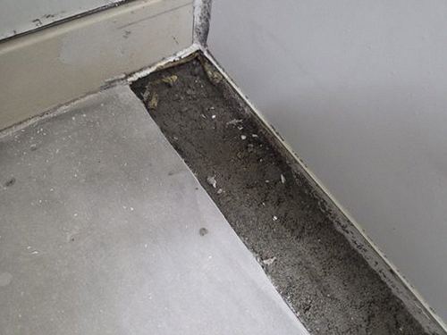 광명 누수탐지 아파트 벽면 얼룩 위치를 확인하는 점검 장면