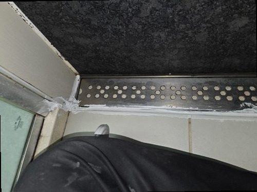 부산 강서구 누수탐지 베란다 벽면과 창틀 주변의 누수 흔적 점검 모습