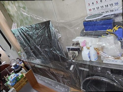 부산 강서구 누수탐지 거실 천장 얼룩과 벽지 습기 흔적을 기록하는 점검 장면