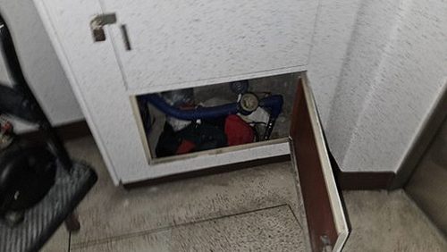 부산 강서구 누수탐지 청음탐지기로 벽면 누수음을 확인하는 장면