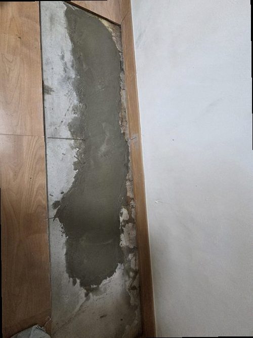 부산 강서구 누수탐지 거실 천장 누수 흔적과 점검 위치를 확인하는 모습