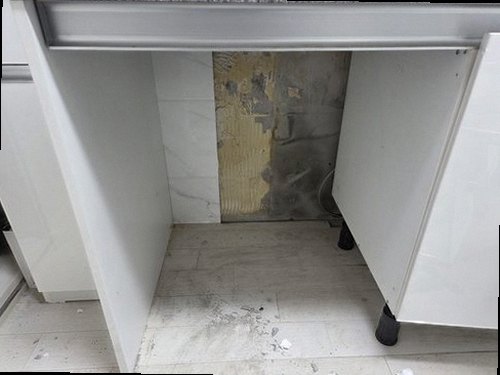 부산 서구 누수탐지 싱크대 하부장과 배관 연결부 누수 점검 모습