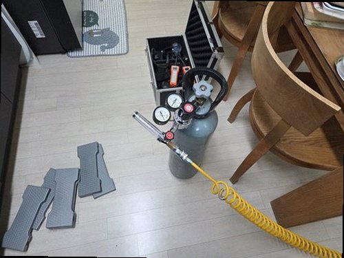 부산 서구 누수탐지 수도계량기 별침과 배관 점검 장비를 확인하는 모습