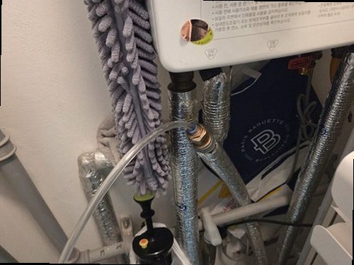 부산 서구 누수탐지 보일러와 난방 분배기 연결 상태를 확인하는 현장