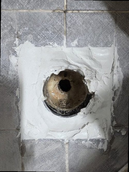 부산 서구 누수탐지 욕실 천장 누수 흔적과 점검 기록을 확인하는 모습