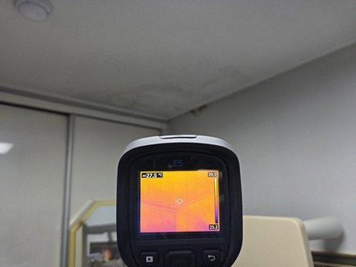 동탄구 누수탐지 안방 천장 모서리 얼룩 확인 장면