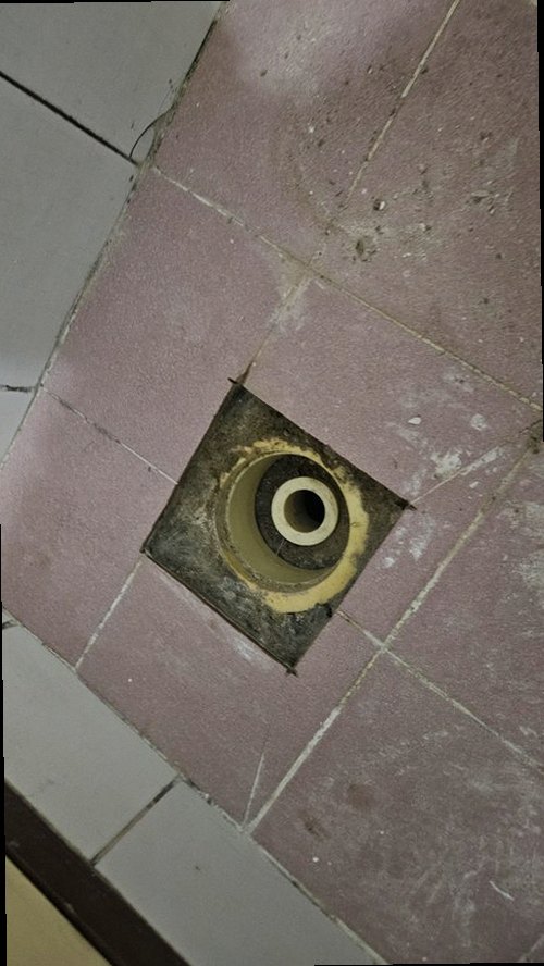 동탄구 누수탐지 욕실 천장 누수 흔적과 수분 측정 장비를 확인하는 장면